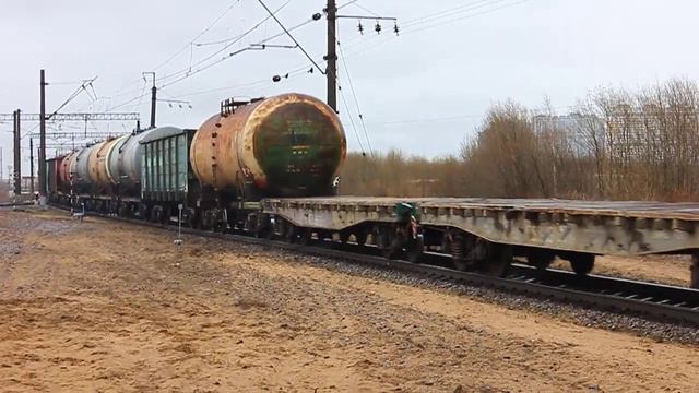 2ТЭ116-1424 (РЖД/Окт, ТЧ-18 Дно) с небольшим грузовым поездом покидает ст. Среднерогатская смотреть онлайн