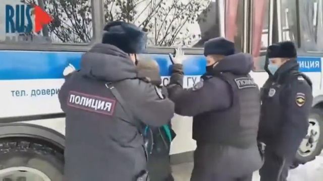 Полицейские ударили женщину головой об автозак. смотреть онлайн