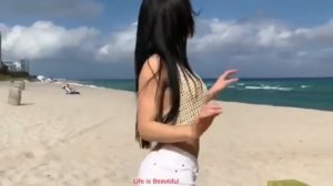 красивый танец. девушка классно танцует