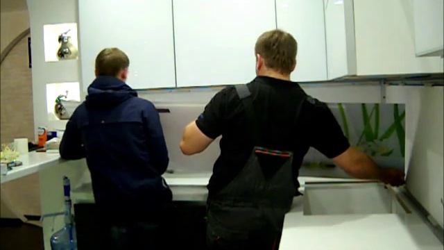 Монтаж стеклянного фартука с торцевой подсветкой. смотреть онлайн