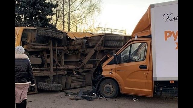 Газель с хлебом перевернула школьный автобус Камешковском районе смотреть онлайн