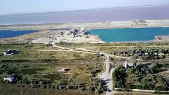 Залив Каламитский. 3 озера. малиновое , голубое и синее. смотреть онлайн