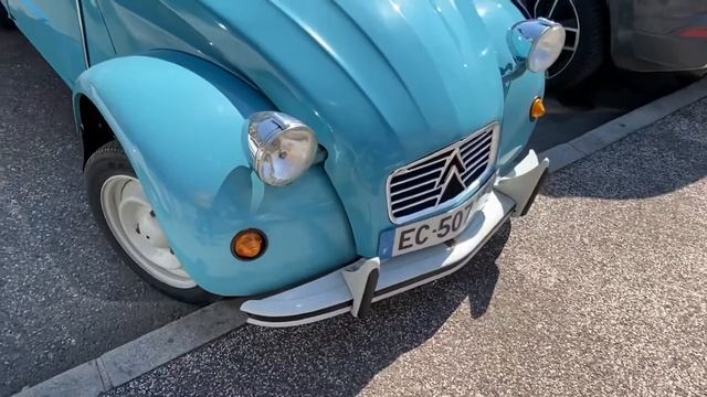 Старый автомобиль 50-х годов! Франция, Альпы. Citroën 2CV