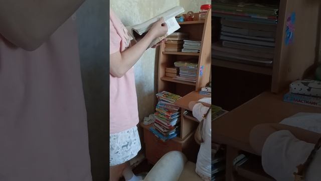 Меняю постельное бельё ?/убираюсь на письменном столе/убираюсь в коридоре и мою входную дверь?