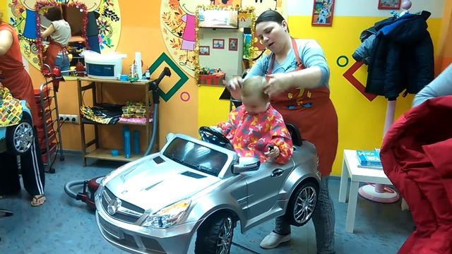 Весёлая расчёска. Есенька впервые в парикмахерской смотреть онлайн