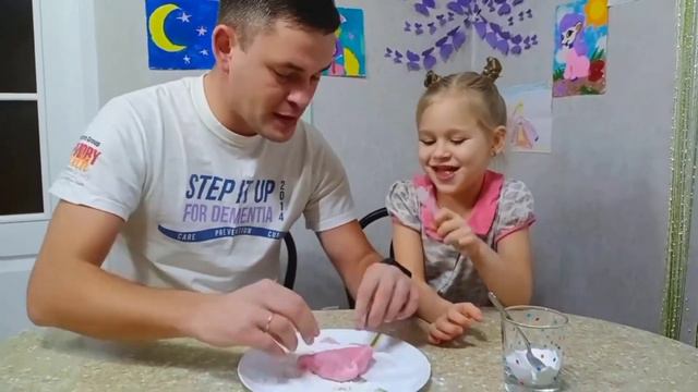 София и папа делают съедобный слайм из Мамба смотреть онлайн