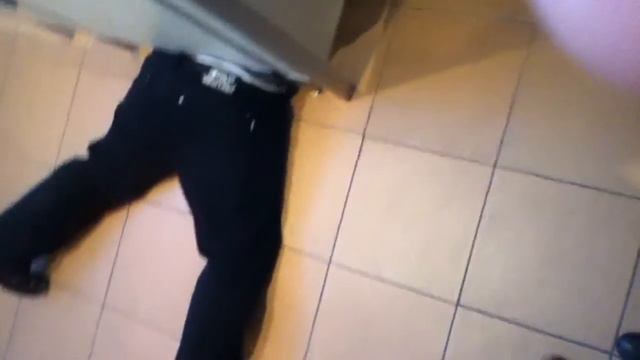 Парень застрял в туалете смотреть онлайн