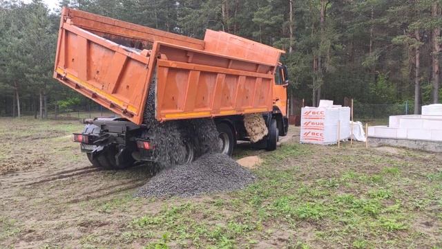 Боковая выгрузка щебня и песка с одной машины смотреть онлайн