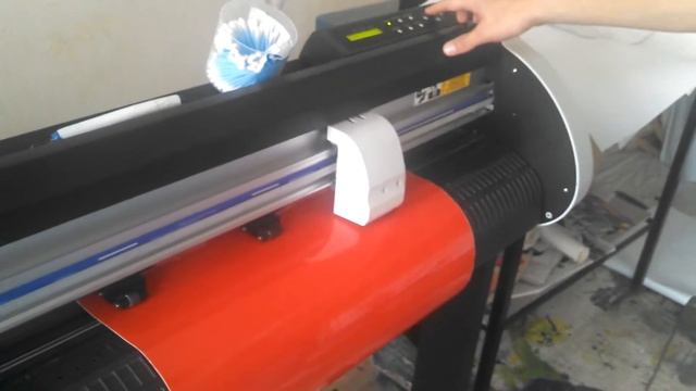 порезка наклеек на режущем плоттере MimakiCG137 смотреть онлайн