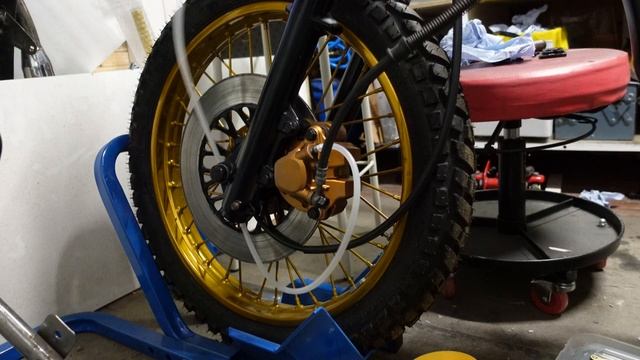 Suzuki GN250 EP35 - Front brake & chain смотреть онлайн