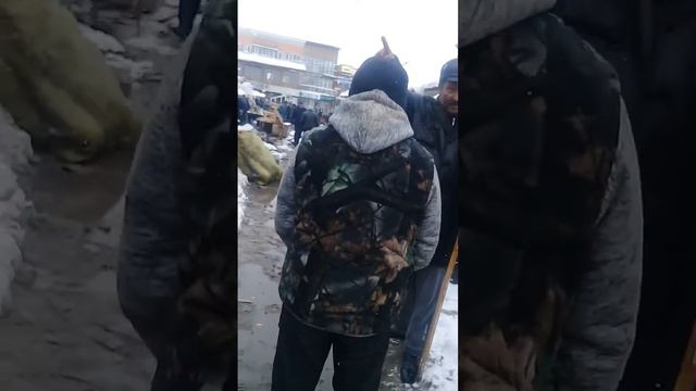Кызыл-кия рынок, разрушение рядов после снега 19,02,2017 смотреть онлайн