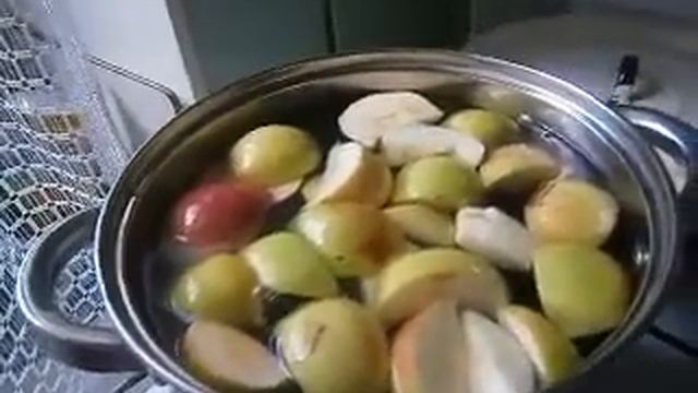 ВКУСНЕЙШИЙ КОМПОТ ИЗ ЯБЛОК, ГРУШ И ЧЕРНОЙ СМОРОДИНЫ. смотреть онлайн