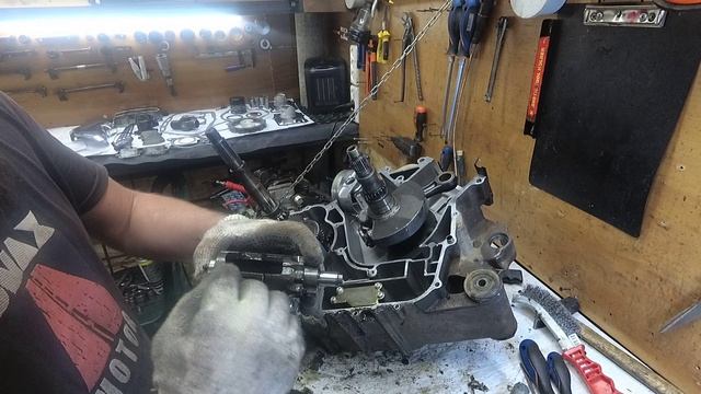 Разборка мотора Cf-Moto X8. Располовинивание, КПП.avi смотреть онлайн