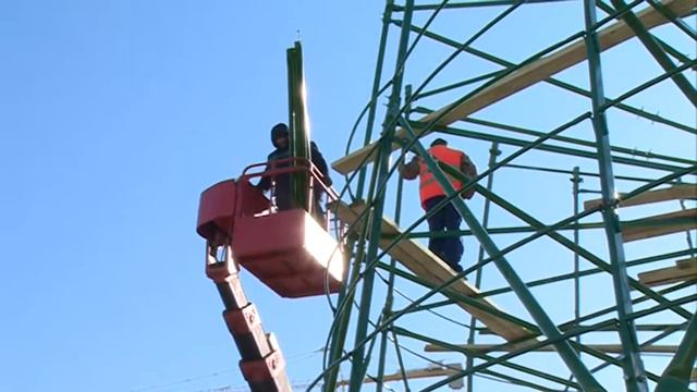 Новый год 2018: монтаж ёлок продолжается во Владивостоке смотреть онлайн