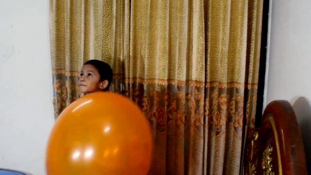 Balloon blow to pop | Balloon popping game party | Blowing balloons | Giant balloon challenge | B2 смотреть онлайн