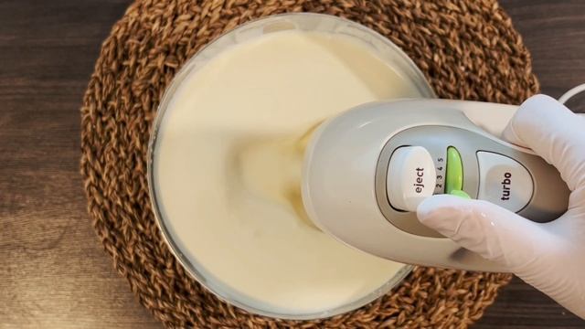 Мороженое пломбир. Всего два ингредиента и мороженое готово! #AlkaKulinarka #пломбир #мороженое