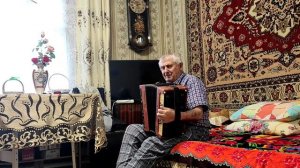Дед круто сыграл цыганочку на гармошке