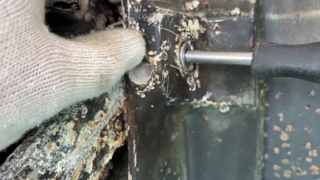 Консервация стационарного ДВС. Демонтаж угловых колонок Volvo penta DP290 смотреть онлайн