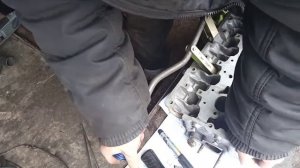 Как разобрать ГБЦ ВАЗ 2112 16 клапанным ДВС. Как рассухарить клапана, первый медленный способ ??️