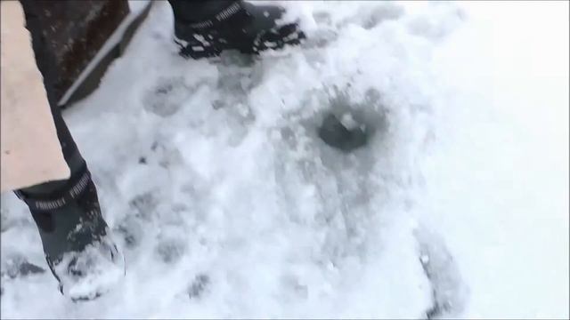 Рыбалка на первом льду на Окуня!!! смотреть онлайн