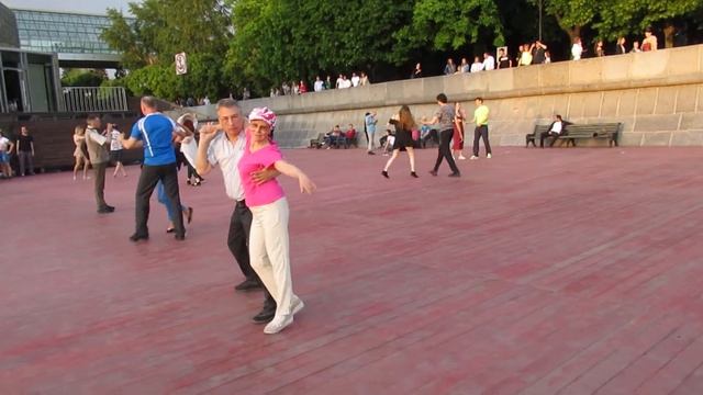 Хастл на набережной в парке Горького