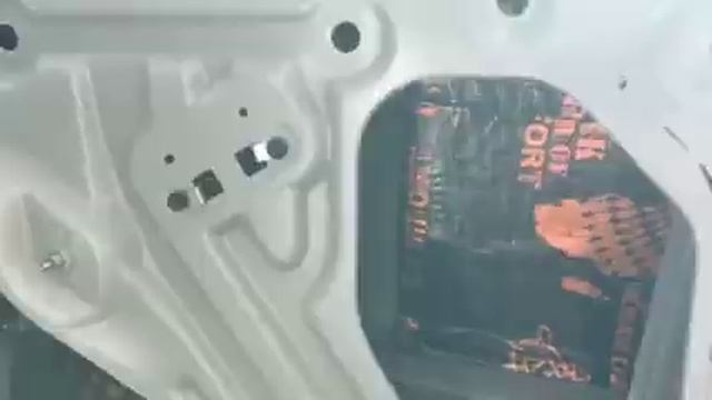 Виброизоляцию Comfort Mat - Dark нанесли на внешнюю стенку дверей автомобиля Шевроле Тахо смотреть онлайн