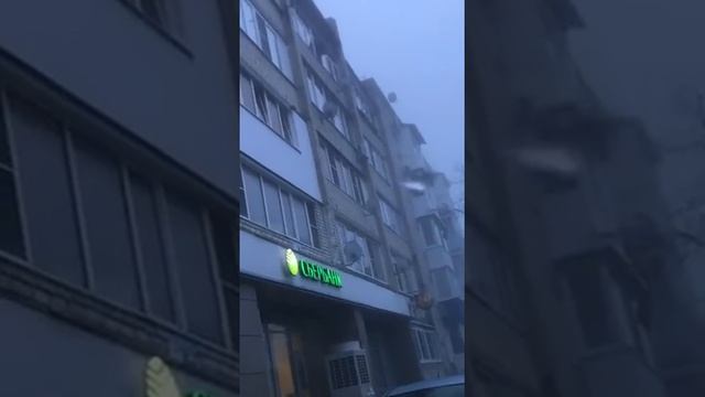 Разобранный диван с пятого этажа выкинул житель Ставрополя смотреть онлайн