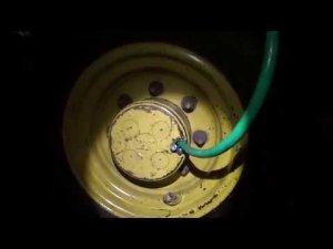 Экскаватор погрузчик!!!Замена масла в бортовых редукторах.