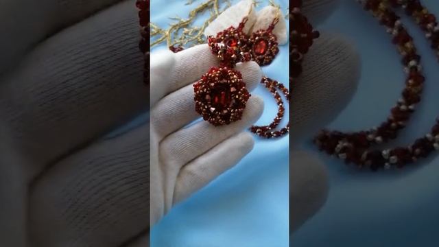 Красный жгут из бисера с кулоном. Red Crystal Pendant and Necklace. Handmade accessory. смотреть онлайн