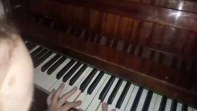 Диана играет на пианино смотреть онлайн