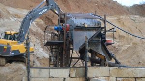 Пробный пуск грохота с промывкой. Песчаный карьер. Гравийный щебень на выходе.