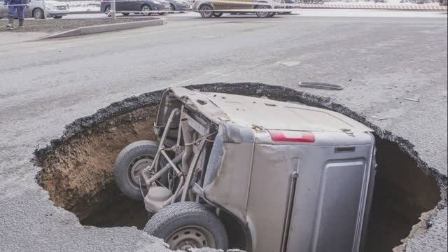 «Газель» целиком провалилась под асфальт в Перми . смотреть онлайн