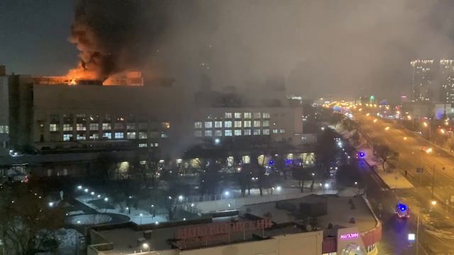 Пожар произошёл на Микояновском мясокомбинате в Москве — экстренные службы смотреть онлайн