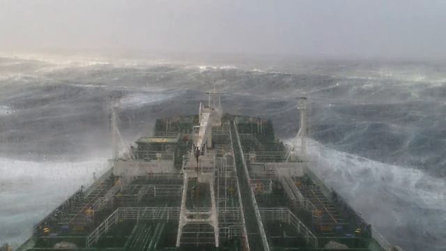 Танкер в урагане :) Tanker in a big storm смотреть онлайн