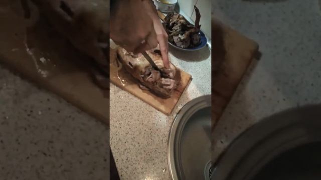 Как правильно и вкусно порезать утку. Хорошего настроения. смотреть онлайн