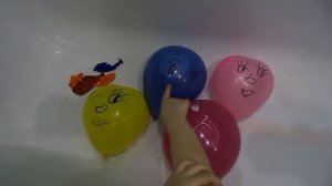 Шарики  с водой Песня Для детей Семья пальчиков Развивающее видео Учим цвета Лопаем воздушные шарик