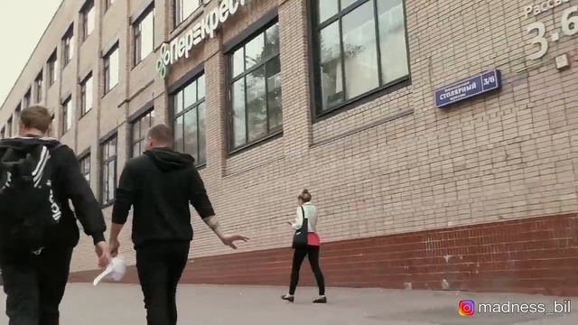 EDWARD BIL ПРАНК ОГРОМНОЕ ЧУДИЩЕ ПОДКАТИЛ К КРАСАВИЦЕ реакция людей НА РОЗЫ смотреть онлайн