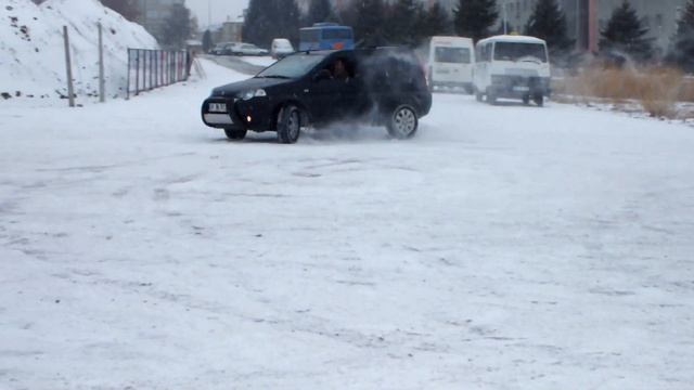 Honda HRV 2003 4x4 - Drift On Snow