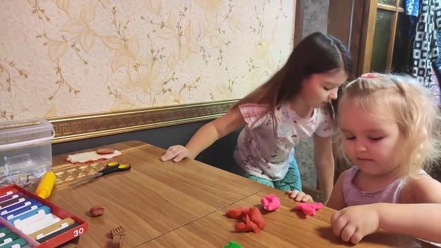 Лепим пиццу из пластилина для мамы и папы. смотреть онлайн