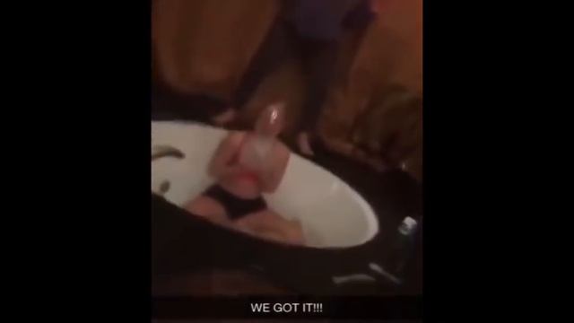 Презерватив с водой на голове смотреть онлайн