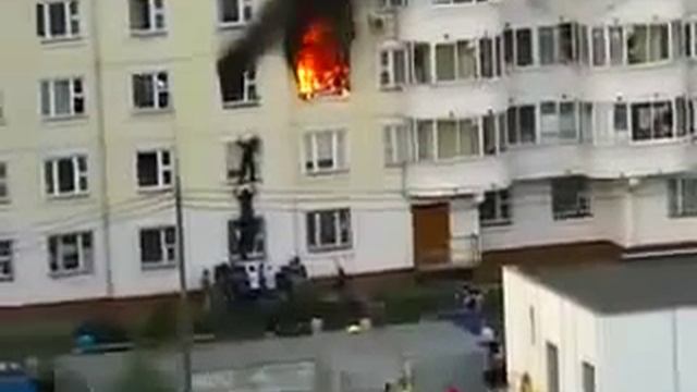 Прохожий спасает ребенка из горящей квартиры смотреть онлайн