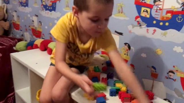 Эдик делает машинку из конструктора смотреть онлайн