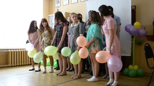 Поздравление от 11 класса (Стоят девчонки и Хуторянка) смотреть онлайн