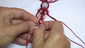 Браслет макраме из нитей и бусин