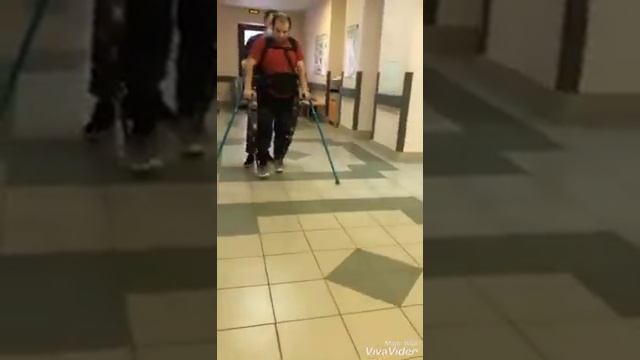 Экзосклет Реабилитация для Спинальников со стимуляция спинного мозга смотреть онлайн