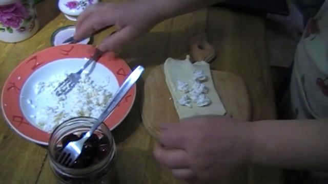 Как приготовить слоеные пирожки с вишней | How to cook puff cakes with cherries смотреть онлайн