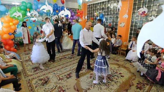 Танец с папами. Выпускной в детском саду - 2015. смотреть онлайн