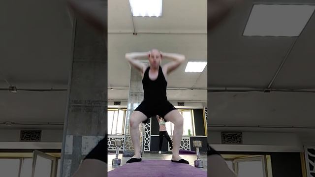 Приседания с касанием колена локтя поочередно. Приседания. Фитнес. Развитие силы и выносливости смотреть онлайн