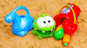 Ам Ням играет в фермера! Игры и развивающее видео про игрушки Om Nom