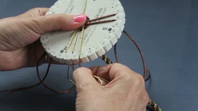 Learn how to make a loop and toggle fastening for kumihimo смотреть онлайн